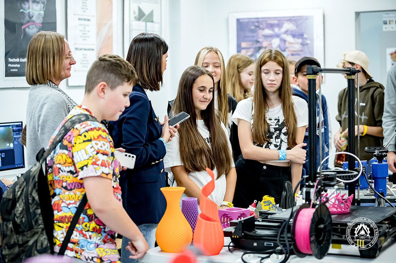 Poznawali swoje kierunki na przyszłość. Noc Zawodowców w ZST w Turku