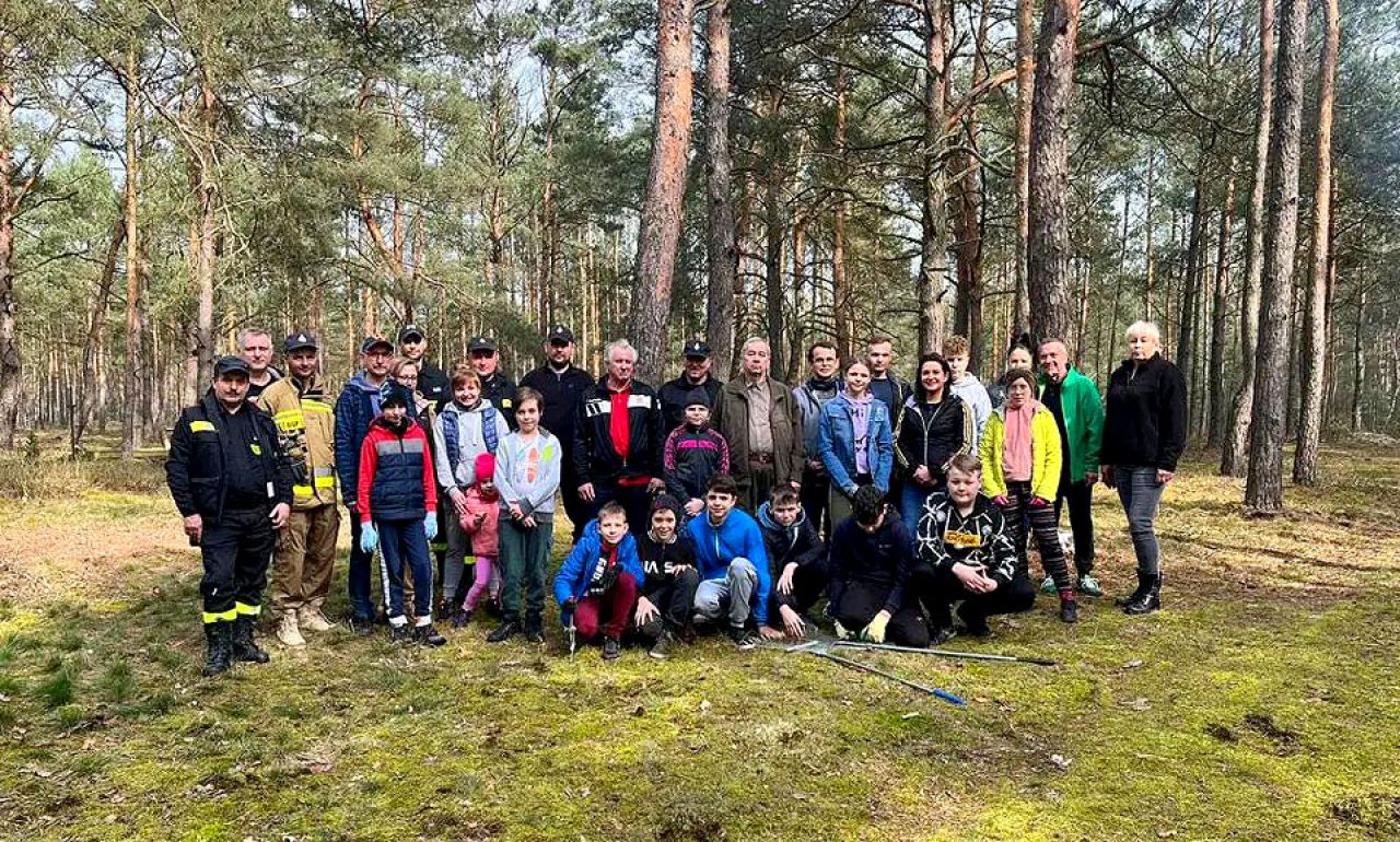Ocalić od zapomnienia. Akcja sprzątania cmentarza ewangelickiego w Młynach Piekarskich