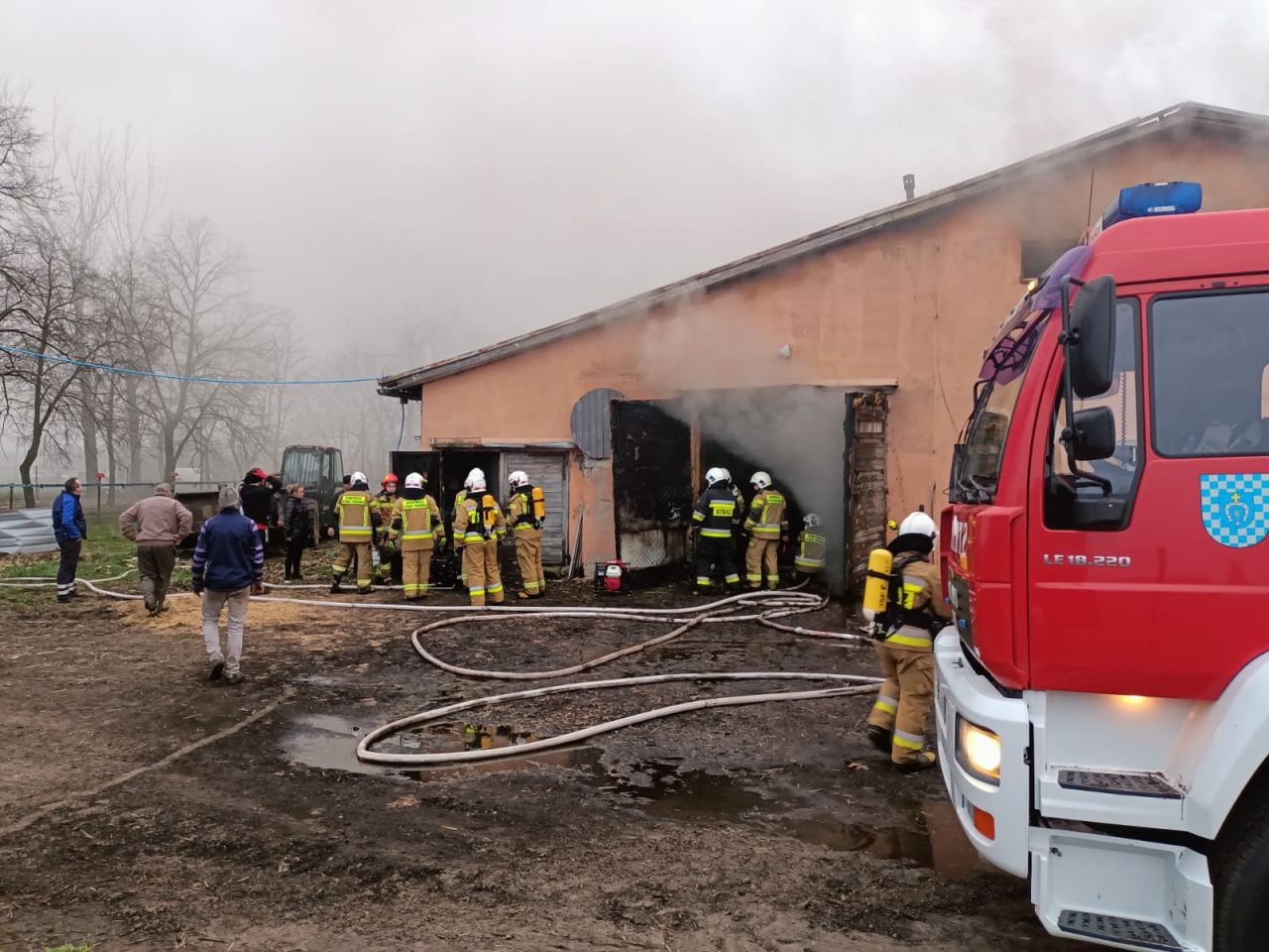 Pożar kurnika w miejscowości Chylin. Spaleniu uległo ok. 40% powierzchni obiektu