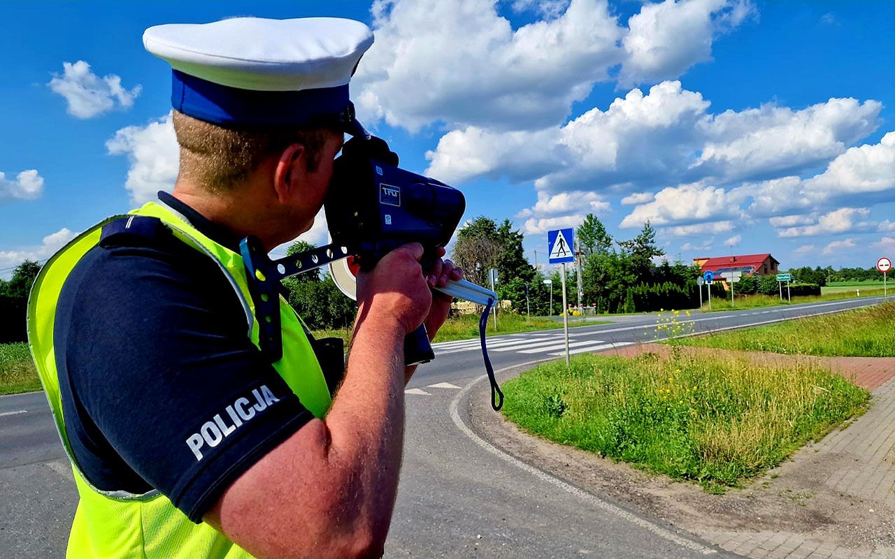 Kaskadowy pomiar prędkości na drodze wojewódzkiej nr 470. Wspólna akcja policjantów z Turku i Kalisza
