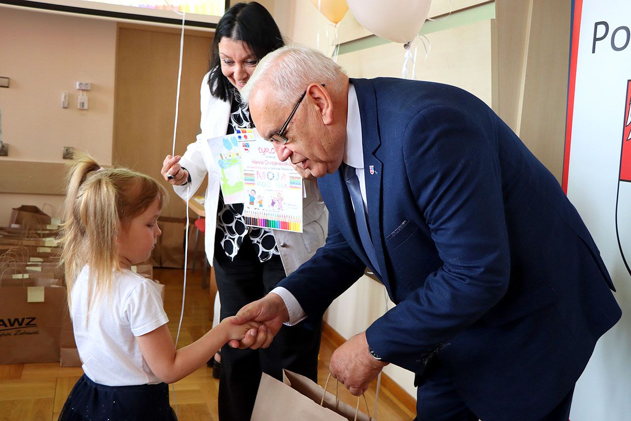 Finał powiatowego konkursu plastycznego Moja Rodzina. Dzieci zachwycili kreatywnością