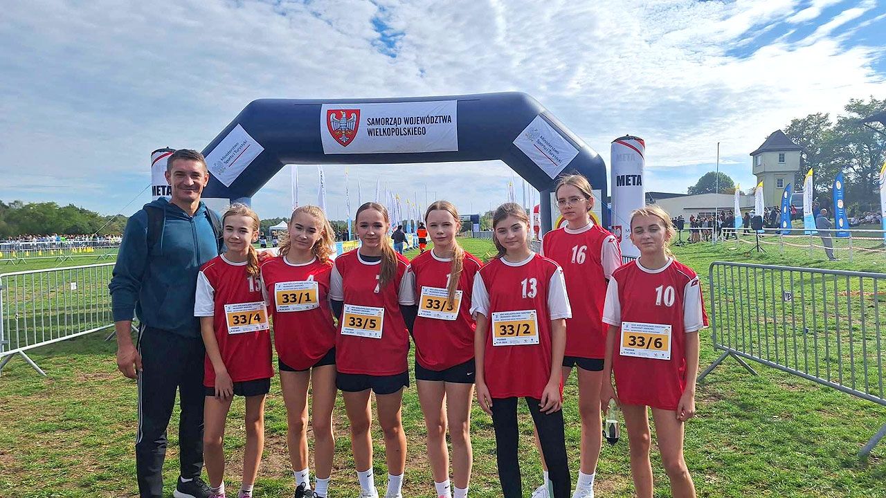 Dziewczęta z SP Malanów w Finale Wojewódzkim w Sztafetowych Biegach Przełajowych