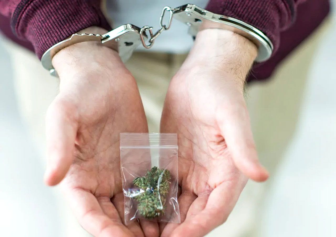 Nerwowe zachowanie zdradziło 27-latka. Miał przy sobie pokaźną ilość narkotyków