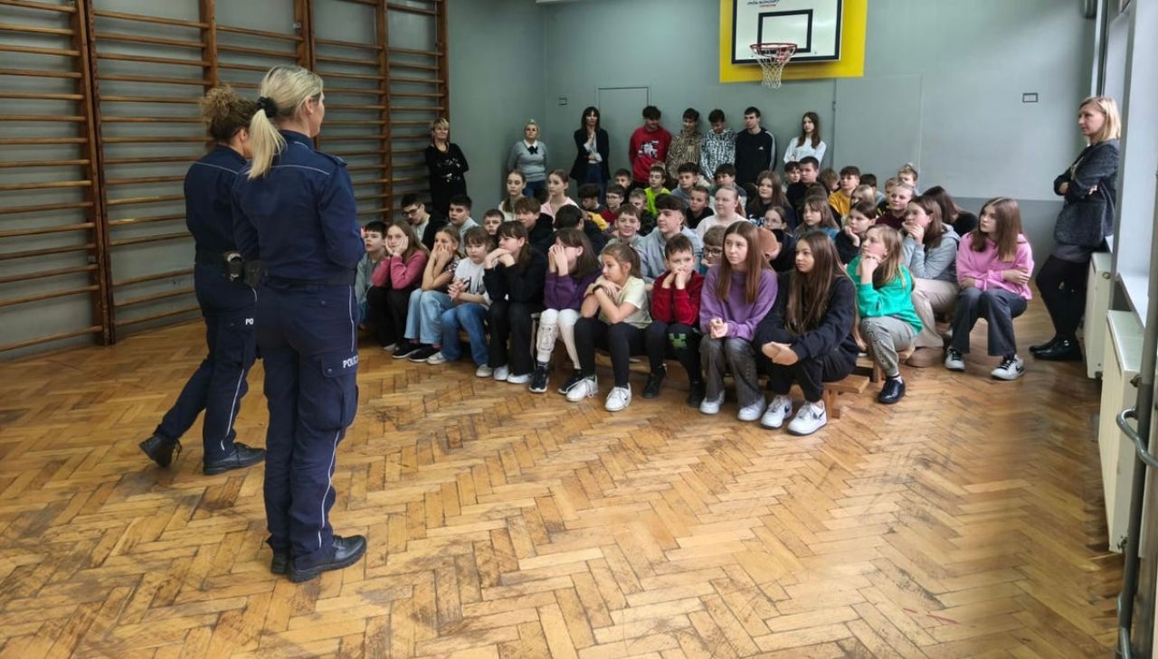 Spotkania edukacyjne w szkołach w ramach policyjnej akcji Bezpieczne ferie 2025