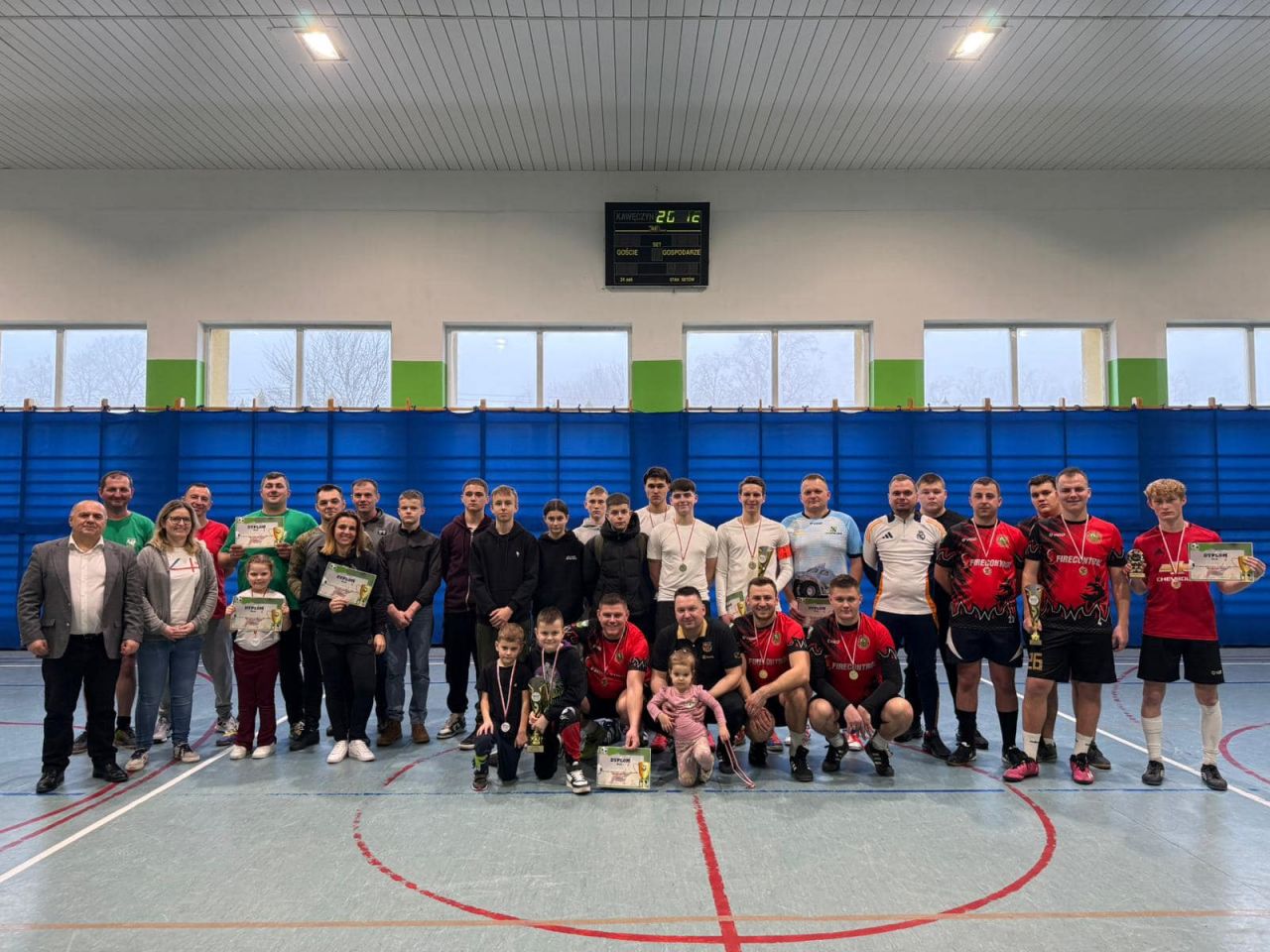 Drużyna Cieni triumfuje w Halowym Turnieju Piłki Nożnej w Kawęczynie