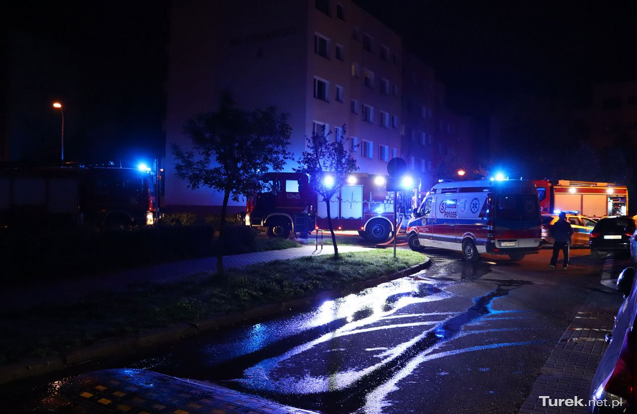 Pożar w bloku na Milewskiego w Turku. Jedna osoba nie żyje, kilkadziesiąt ewakuowanych z mieszkań