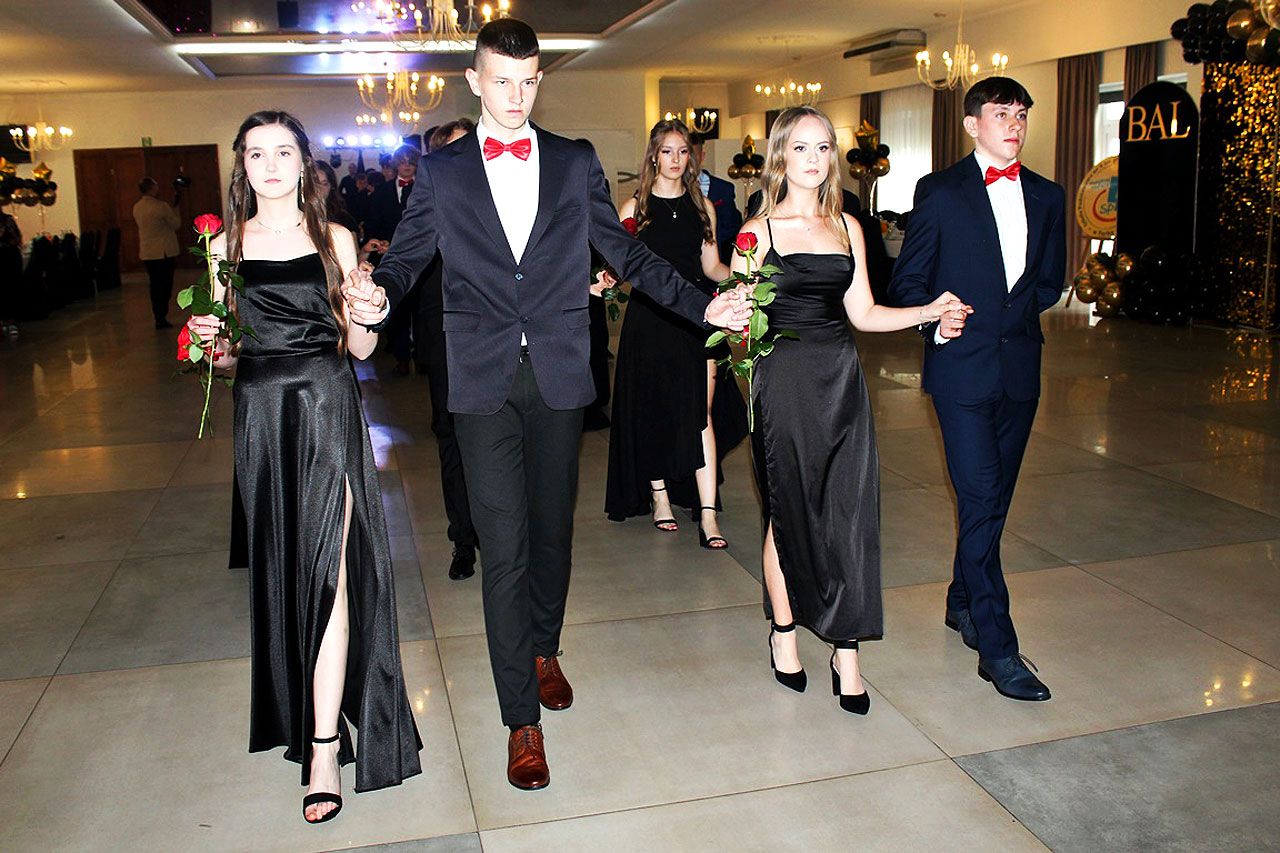 Bal ósmoklasistów SP4 w Turku. Uczniowie pełni wdzięku i elegancji