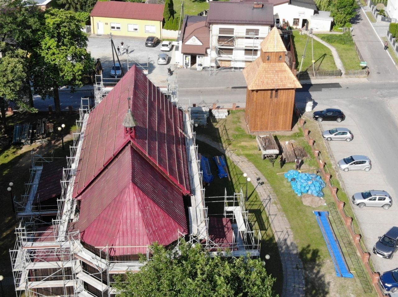 Zabytki odzyskują dawny blask. Trwa konserwacja drewnianego kościoła i dzwonnicy w Malanowie
