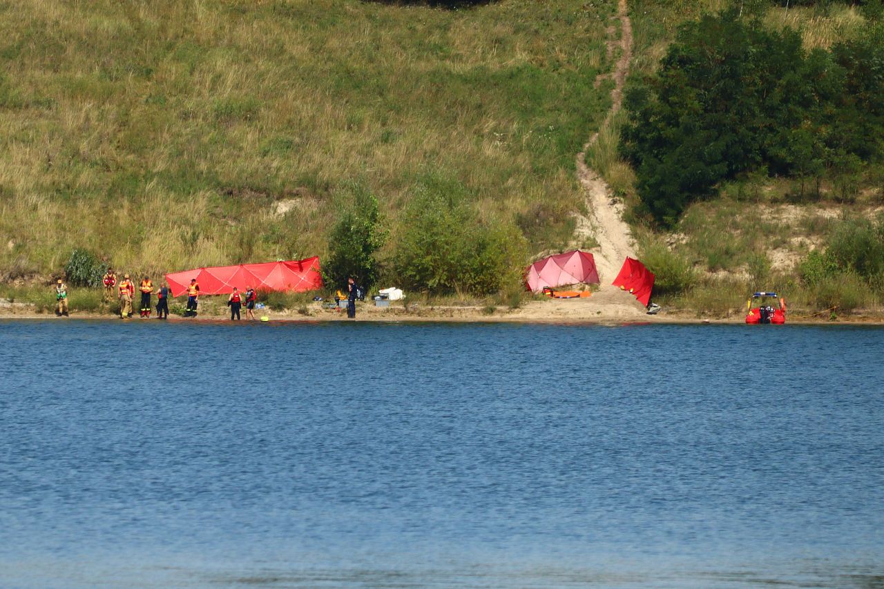 Akcja ratownicza w Skarbkach. Samochód na dnie zbiornika w gm. Władysławów