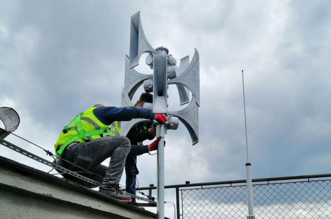 Rusza instalacja syren alarmowych w jednostkach OSP. Nowy system ostrzegania w powiecie