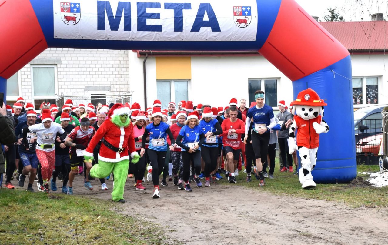 Jubileuszowy Bieg Mikołajkowy w Chylinie. Medale, tort i sportowa atmosfera