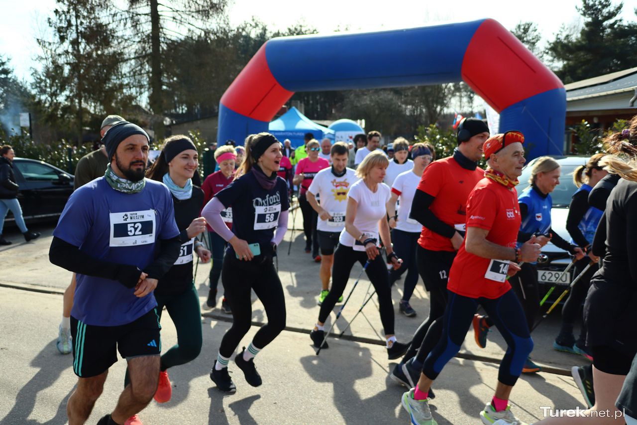 Pobiegli Tropem Wilczym. Dorośli, młodzież i dzieci na starcie XIV edycji biegu dla Żołnierzy Wyklętych